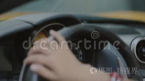 女人抚摸汽车的方向盘
