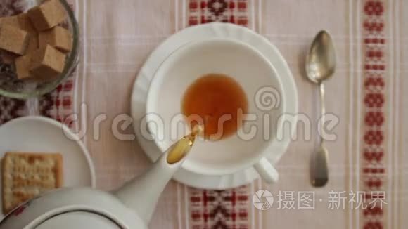 把茶倒进杯头顶镜头视频