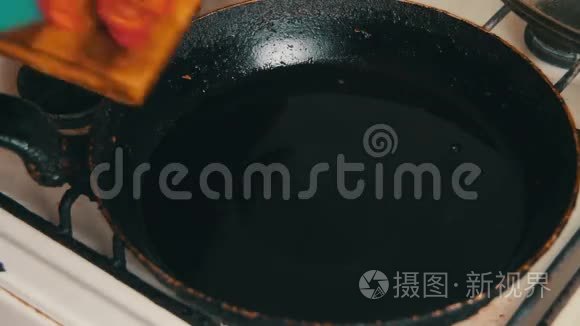 切番茄用橄榄油炒视频