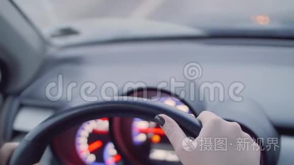 驾驶汽车方向盘上的女人手视频