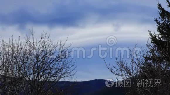 比利牛斯山脉天空中的网状云视频