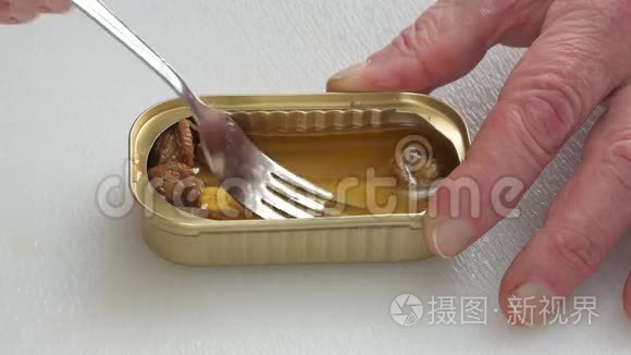 玛娜€64吃熏扇贝时手指拿着锡短视频