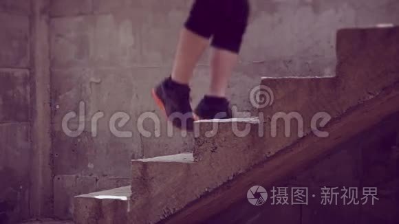 在混凝土楼梯上慢跑的人视频