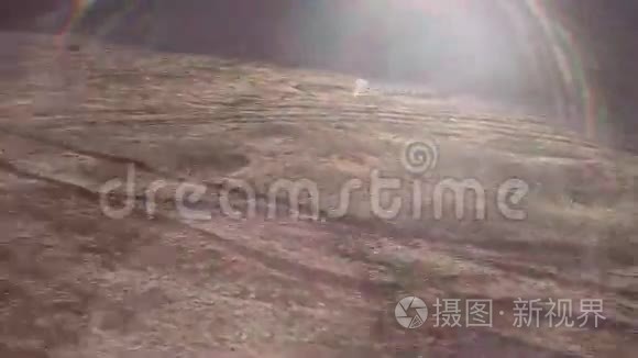 托尔巴契克火山斜坡上古老的熔岩场上，公路上的阳光照在镜头里