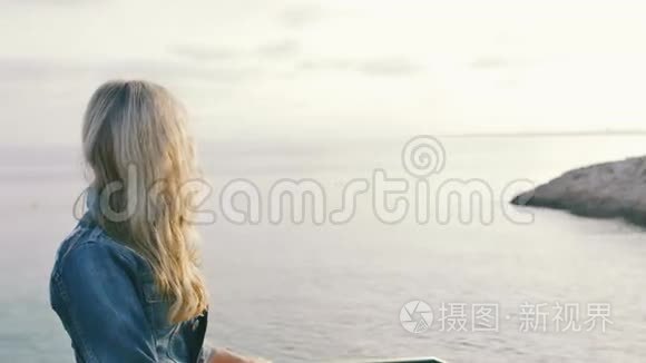 浪漫的女孩享受日落和海景视频