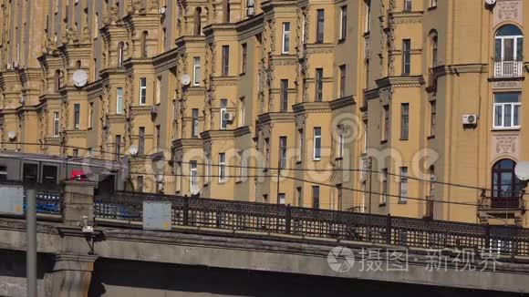 莫斯科地铁列车，有市徽，有大桥，有老黄楼