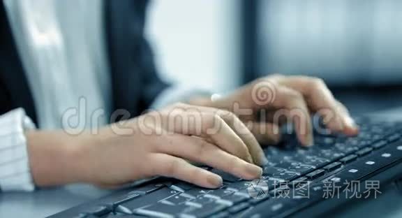4K：商务女性在键盘上打字非常快。 她的手被表现为蓝色风格的特写。