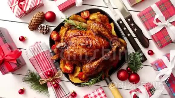 烤全鸡或火鸡，配有圣诞装饰