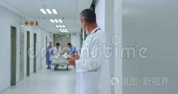 医疗队在医院走廊推急救担架床视频