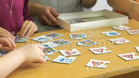 小女孩玩收集拼图游戏