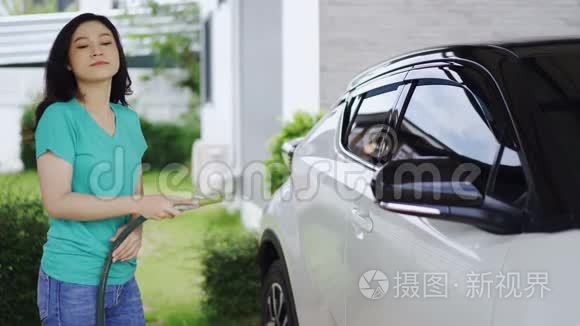 女人用水管冲洗她的车视频