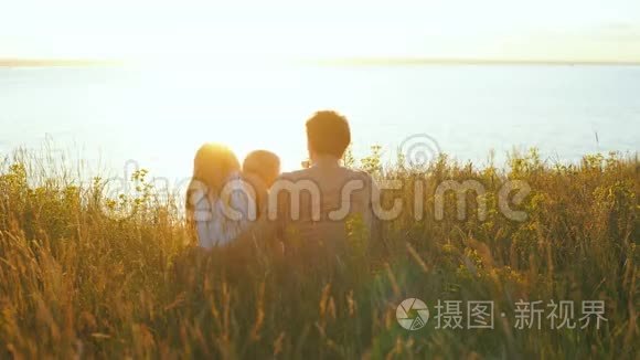 幸福的一家人在河边看日落视频