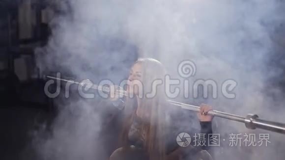 健身女子在健身房做杠铃蹲视频