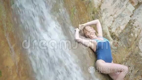 穿比基尼的女孩在瀑布里洗澡视频