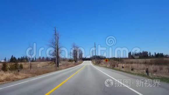 春日期间驾驶农村。 沿着美丽的阳光乡村的司机视角