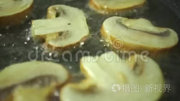 近距离拍摄烤野蘑菇视频