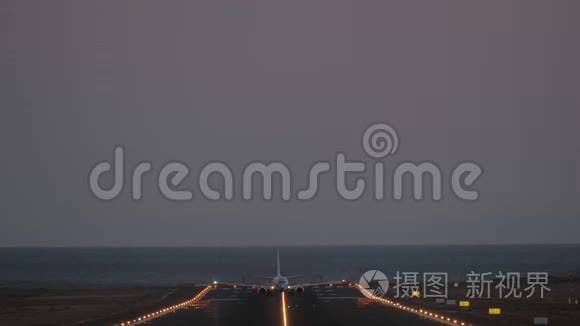 喷气客机在黄昏起飞视频
