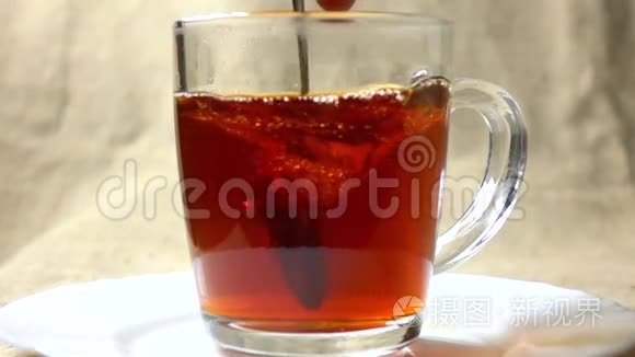 在玻璃杯中搅拌红茶的超慢动作视频