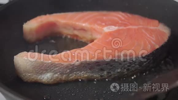 在煎锅上翻一翻硬皮鲑鱼牛排视频