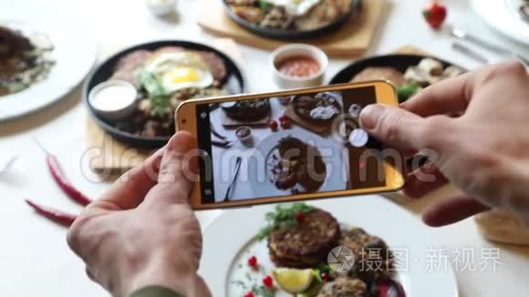 双手为智能手机拍照各种菜肴视频