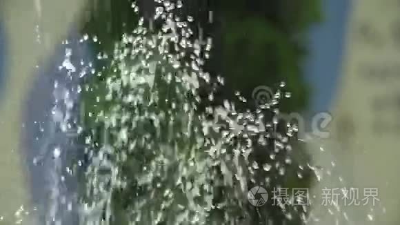 泉水在缓慢的流动中跳动视频