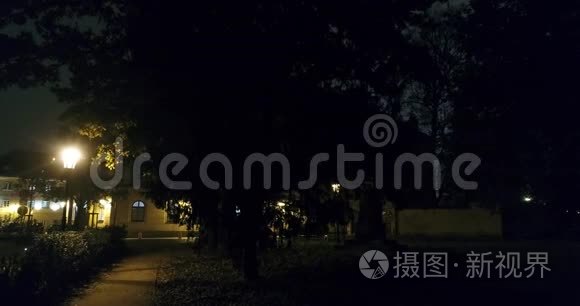 布拉格之夜全景，从空中到旧城广场的全景，布拉格之夜城市的灯光