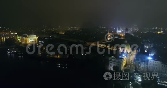 布拉格之夜全景，从空中到旧城广场的全景，布拉格之夜城市的灯光