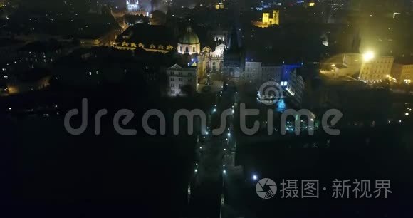 布拉格之夜全景，从空中到旧城广场的全景，布拉格之夜城市的灯光