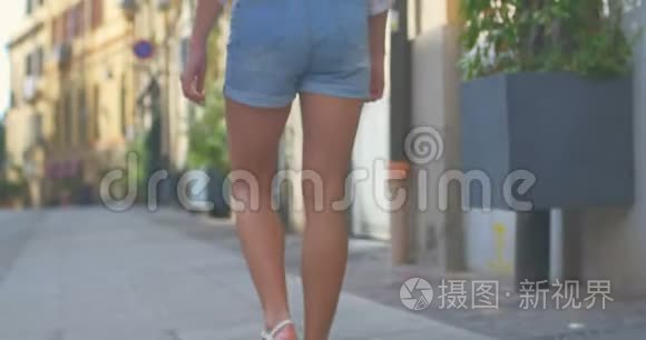 美丽的女人走在古老的欧洲城市视频