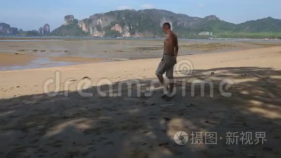 老人沿着唾沫向海滩走去视频