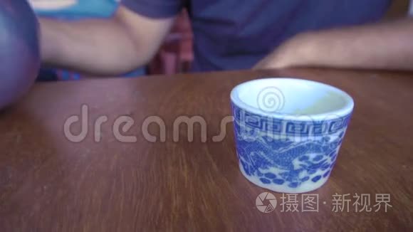 将绿茶倒入中式杯视频