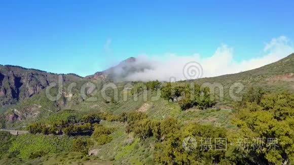 飞越郁郁葱葱的风景和火山山视频