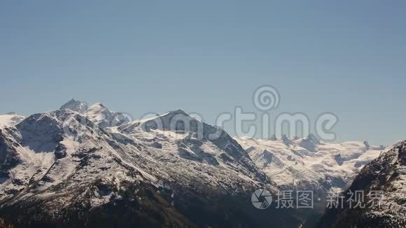 瑞士圣莫里茨附近的雪山