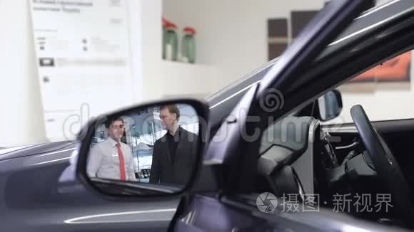 汽车经销商形象与客户准备试驾视频
