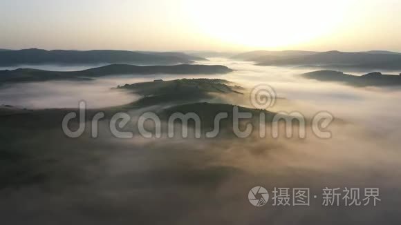 从雾上方飞向太阳