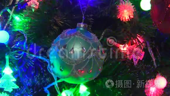 圣诞树上五颜六色的灯视频