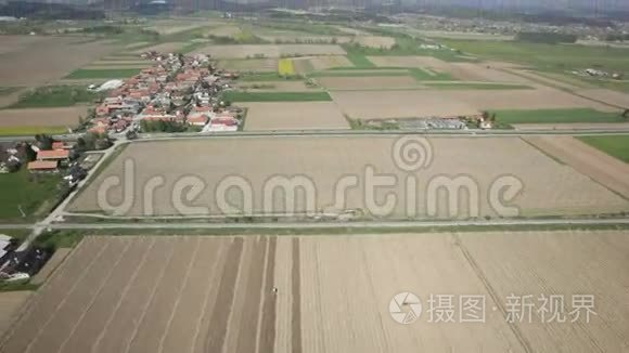 天空中有道路和田野的美丽风景视频