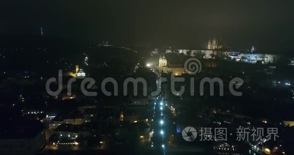 布拉格之夜全景，从空中到旧城广场的全景，布拉格之夜城市的灯光