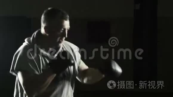 拳击教练打败了红色的拳击袋视频