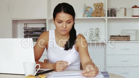 坐在桌上的女人拿着纸手帕视频