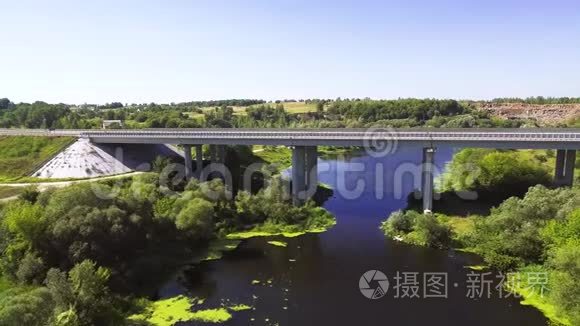 横跨河流的机动桥的鸟瞰图视频