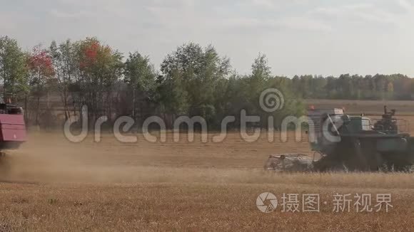 联合收割机经过秋田.. 谷物收获的开始.. 新的视频新闻来自田野。