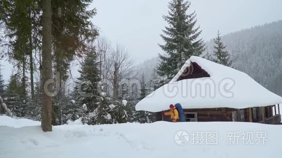 带背包的游客在冬天旅行视频