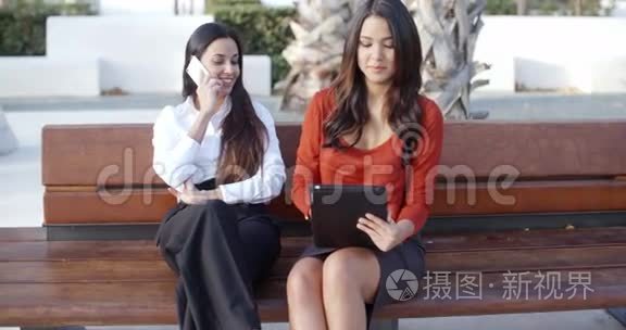 两个女商人在城市公园放松视频