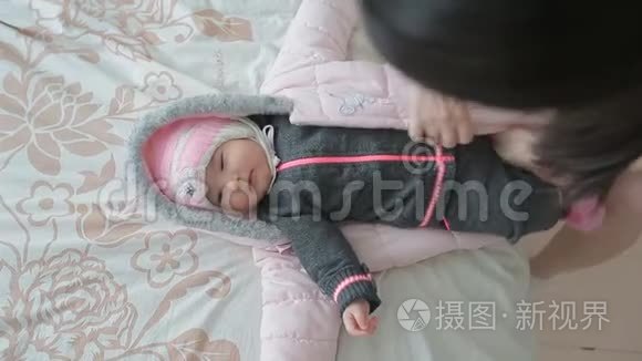 妈妈把小宝宝穿冬装走路..