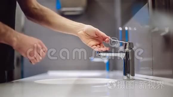 一个人洗他的手和脸视频