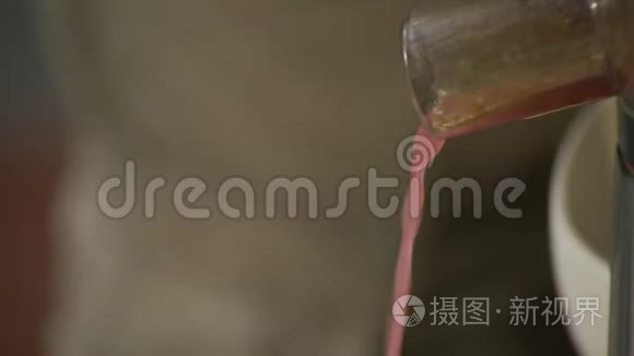 厨师用搅拌器做调料视频