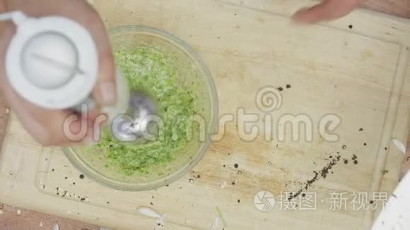 厨师用搅拌器做调料视频