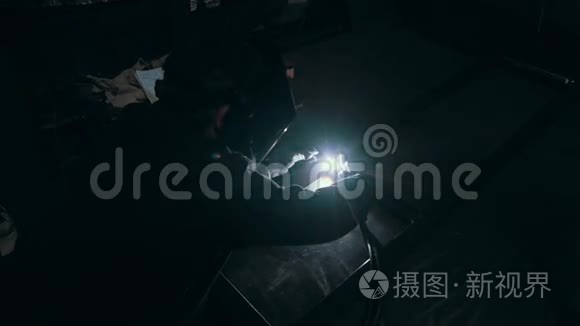 家具厂电焊金属防护面罩的工人视频