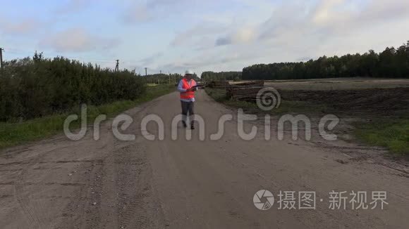 工程师在农村公路上行走和写作视频